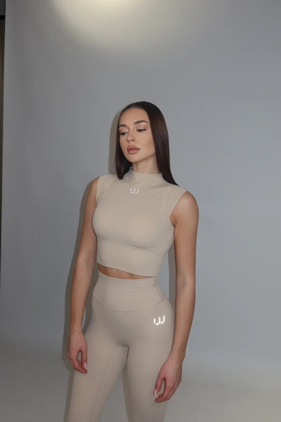 Короткий топ с высоким воротом