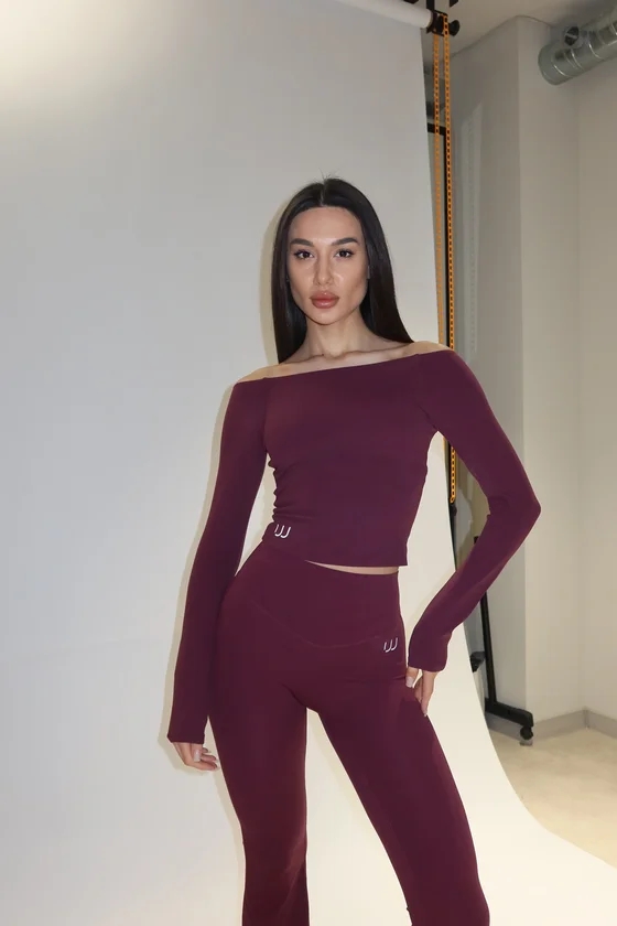 Set with off-shoulder top